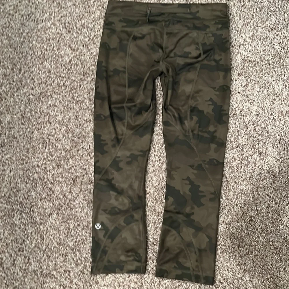 Lululemon Cropped Camouflage Like New Mid Rise Leggings - Picture 7 of 10